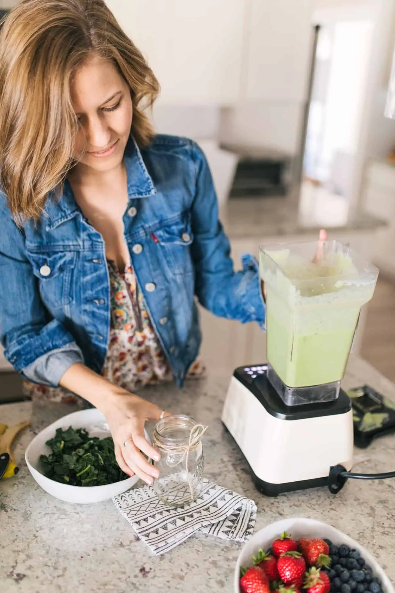Michelle Cehn Making A Green Smoothie From A Blender