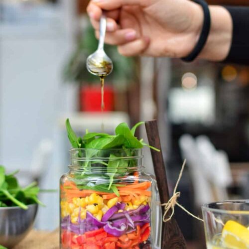 Rainbow Salad in a Jar | Easy Lunch On The Go | WorldofVegan.com | #salad #lunch #vegan #masonjar #zerowaste #quinoa #budget