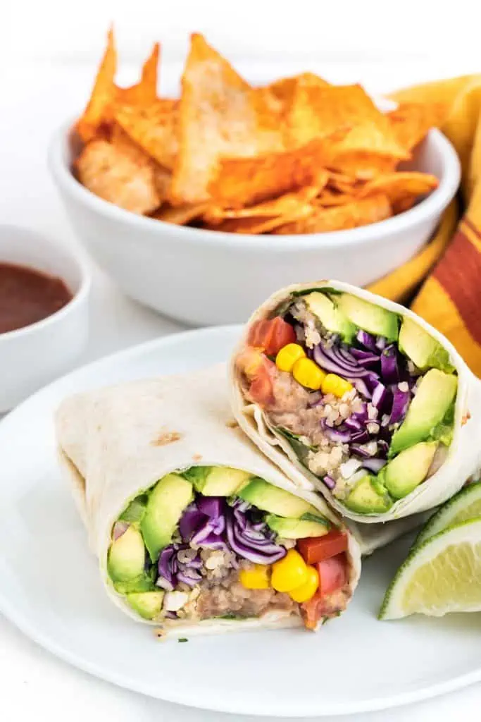 Super Easy Vegan Burrito | Worldofvegan.com | #burrito #lunch #quinoa #healthy #mexican #worldofvegan