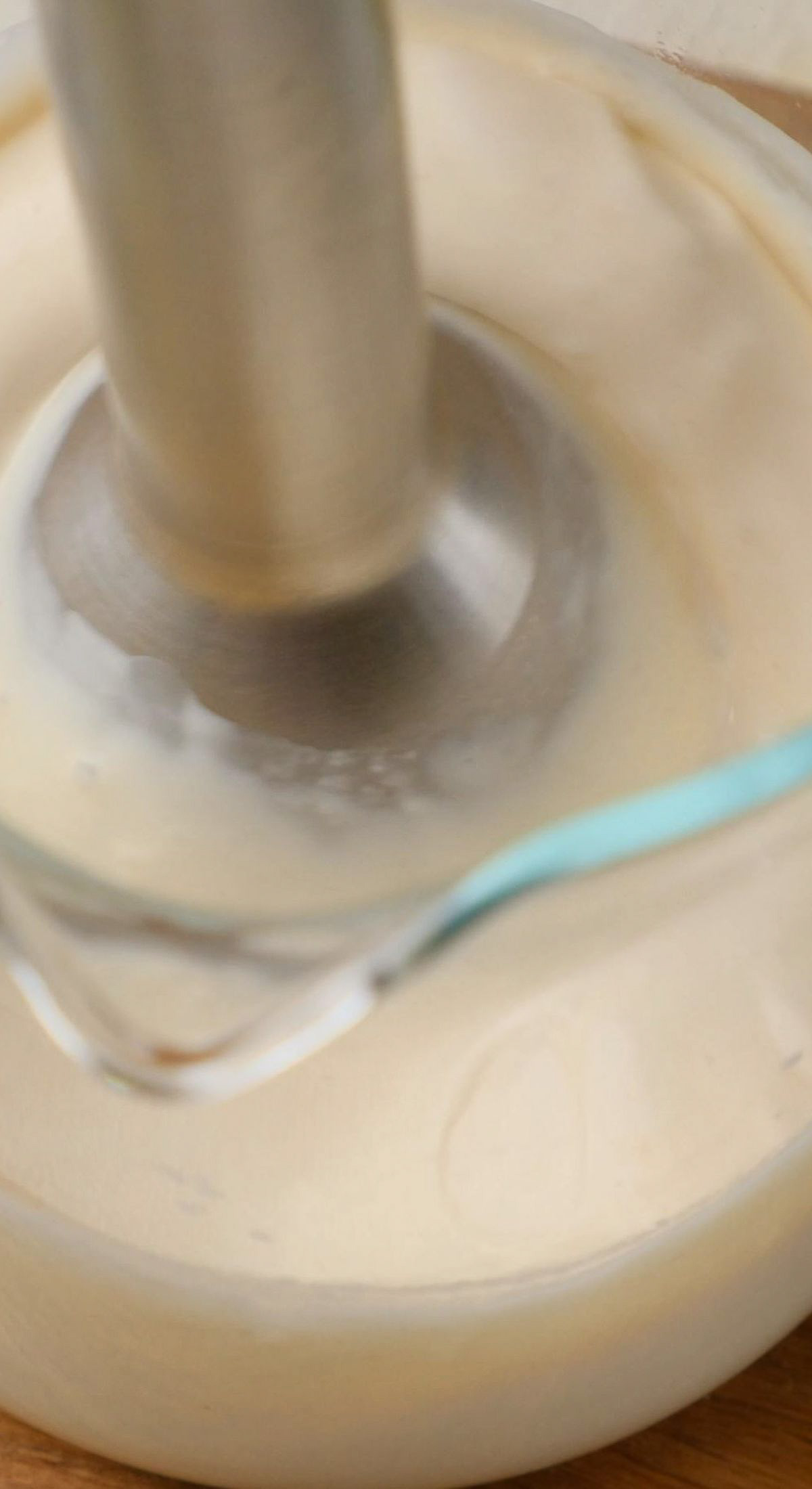 An immersion blender blending up vegan mayo.