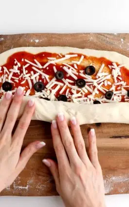 How to roll vegan pizza rolls. 
