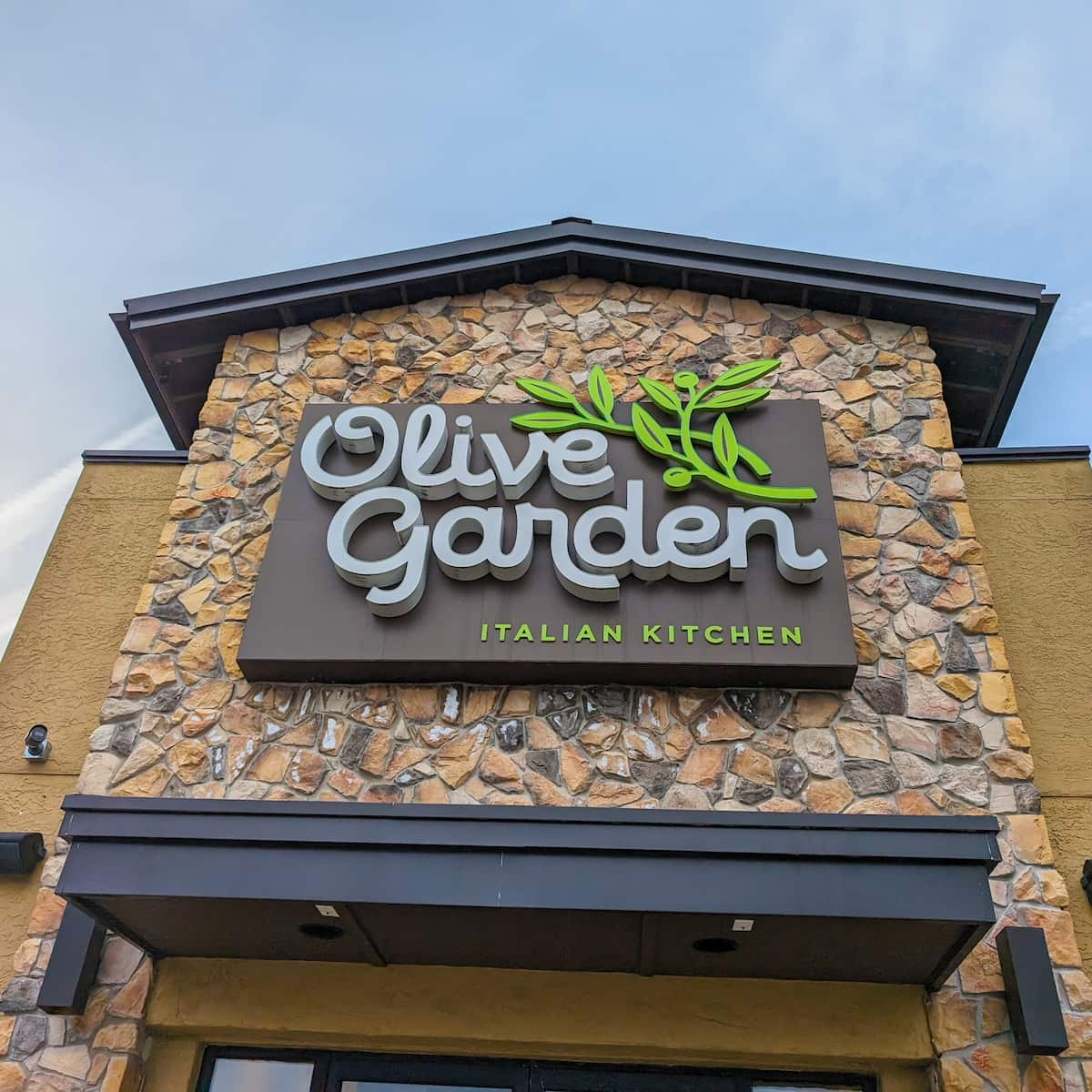 The front sign of an Olive Garden restaurant.