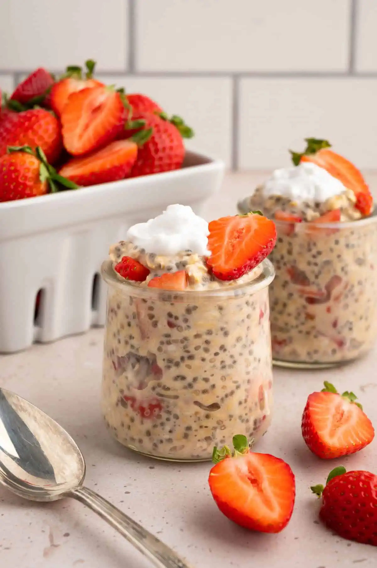 https://www.worldofvegan.com/wp-content/uploads/2023/01/Strawberry-overnight-oats-two-jars-1.webp