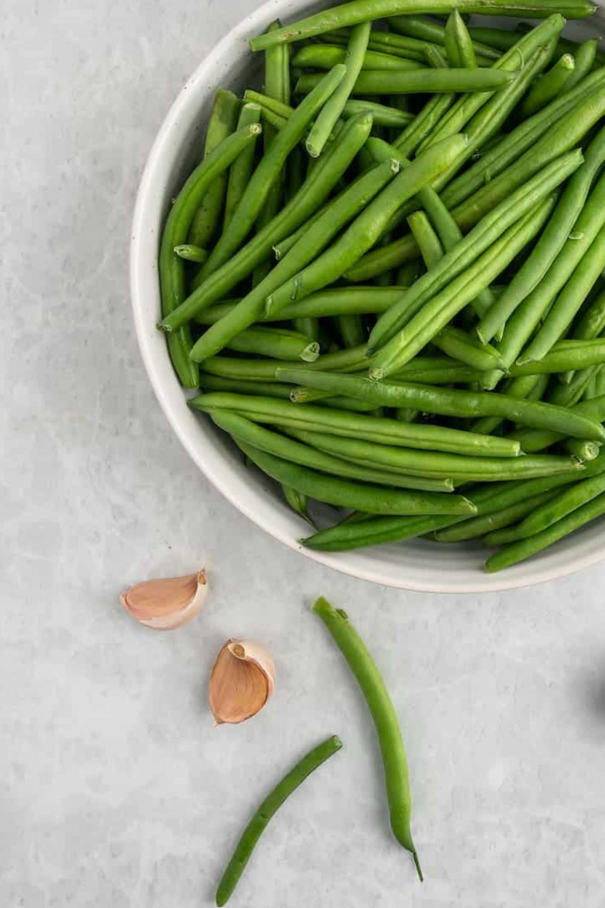 A bowl of green beans.