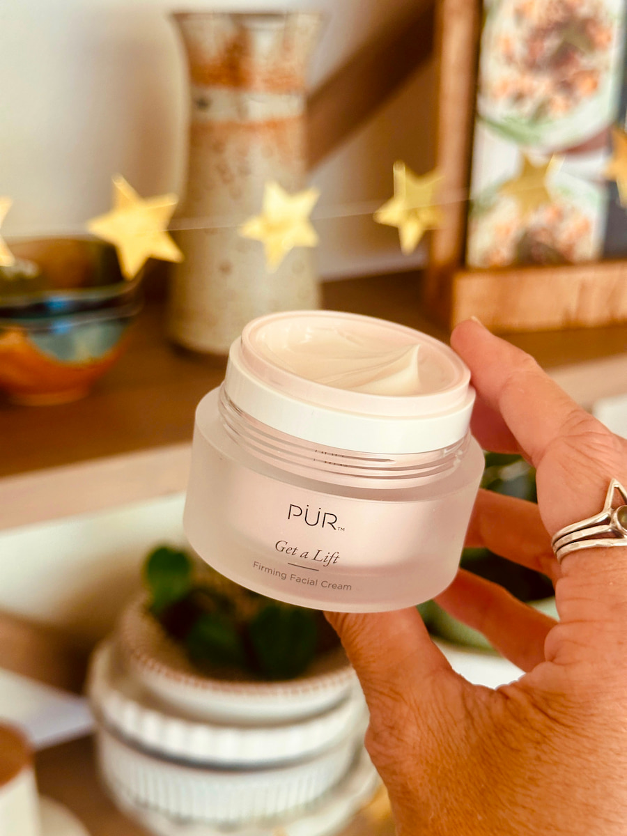 hand holding a vegan cruelty free face moisturizer purr cosmetics