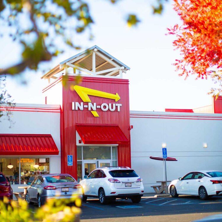 The front of an In-n-Out restaurant.
