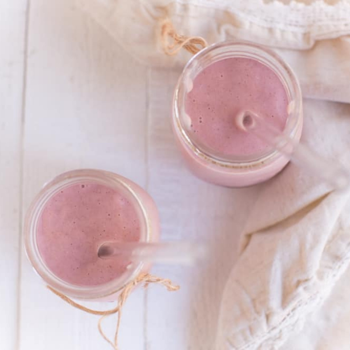 Almond Milk Strawberry Smoothie (Without Yogurt)